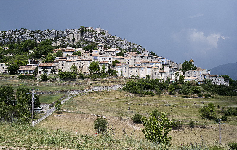 Provence 2014 +20140613_0683 als Smartobjekt-1 Kopie.jpg - Auf der Fahrt am Grand Canyon entlang entdecken wir noch weitere schöne Bergdörfer